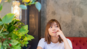考え事をする女性